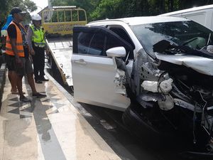 Sopir Mengantuk, MPV Tabrak Mobil Boks di Kuta
