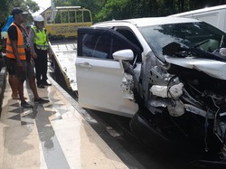 Sopir Mengantuk, MPV Tabrak Mobil Boks di Kuta