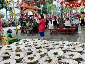 Kelenteng di Bojonegoro Sediakan 300 Porsi Bukber untuk Umat Muslim Kelenteng di Bojonegoro Sediakan 300 Porsi Bukber untuk Umat Muslim