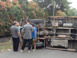 Truk Kopi Terguling di Tanjakan Naga Lembang
