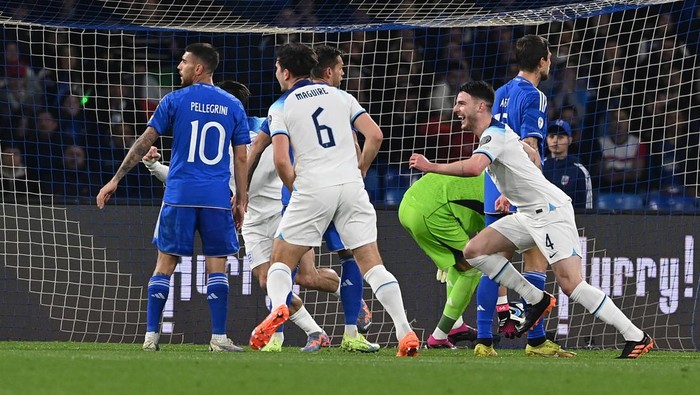 NAPLES, ITALY - MARCH 23:  Declan Rice of England celebrates after scoring the goal during the UEFA EURO 2024 qualifying round group C match between Italy and England at Stadio Diego Armando Maradona on March 23, 2023 in Naples, Italy. (Photo by Claudio Villa/Getty Images )
