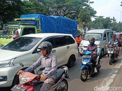 Jalan Juanda Ciputat Arah Jakarta Padat Pagi Ini Meski Hari Kejepit