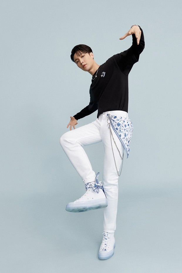 Lay Zhang dengan Converse/ Foto: twitter.com/yixing pics