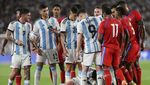 Foto: Messi Nyaris Cedera Horor, Ditekel Depan Belakang