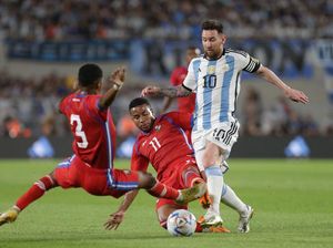 Foto: Messi Nyaris Cedera Horor, Ditekel Depan Belakang