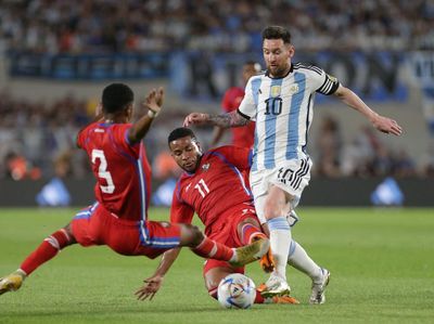 Foto: Messi Nyaris Cedera Horor, Ditekel Depan Belakang
