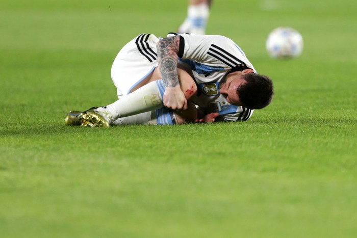 BUENOS AIRES, ARGENTINA - MARCH 23: Lionel Messi of Argentina reacts after suffering an injury during an international friendly match between Argentina and Panama at Estadio Más Monumental Antonio Vespucio Liberti on March 23, 2023 in Buenos Aires, Argentina. (Photo by Daniel Jayo/Getty Images)