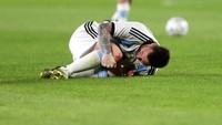 Messi langsung terjatuh dan meringis kesakitan. Lihatlah, lutut kanannya sampai mengeluarkan darah (Getty Images)