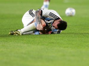 Messi Kena Tekel Horor, Lututnya Berdarah, Untung Nggak Apa-apa