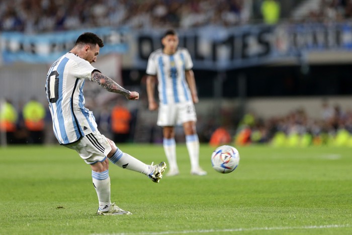 lionel messi timnas argentina argentina vs panama laga persahabatan BUENOS AIRES, ARGENTINA - MARCH 23: Lionel Messi of Argentina takes a free kick during an international friendly match between Argentina and Panama at Estadio MΓ‘s Monumental Antonio Vespucio Liberti on March 23, 2023 in Buenos Aires, Argentina. (Photo by Daniel Jayo/Getty Images)