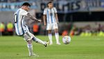 Foto: Messi Nyaris Cedera Horor, Ditekel Depan Belakang