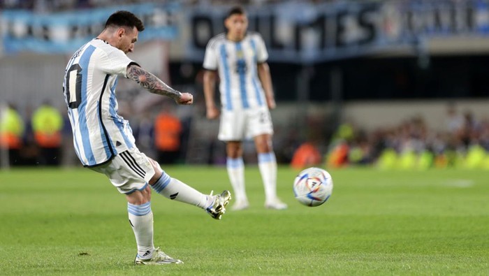 BUENOS AIRES, ARGENTINA - MARCH 23: Lionel Messi of Argentina takes a free kick during an international friendly match between Argentina and Panama at Estadio Más Monumental Antonio Vespucio Liberti on March 23, 2023 in Buenos Aires, Argentina. (Photo by Daniel Jayo/Getty Images)