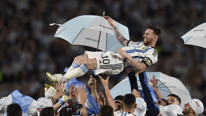 Teammates lift up Argentinas Lionel Messi during a celebration ceremony for the World Cup winners after an international friendly soccer match against Panama in Buenos Aires, Argentina, Thursday, March 23, 2023. (AP Photo/Gustavo Garello)