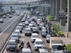 Lalin Jl Gatot Subroto Jaksel Arah Kuningan Macet, Pengendara Adu Klakson