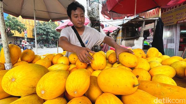 Manisnya Bisnis Timun Suri di Bulan Suci