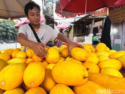 Manisnya Bisnis Timun Suri di Bulan Suci