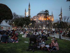 Masjid Biru dan Hagia Sophia Jadi Spot Buka Puasa Favorit di Turki Masjid Biru dan Hagia Sophia Jadi Spot Buka Puasa Favorit di Turki