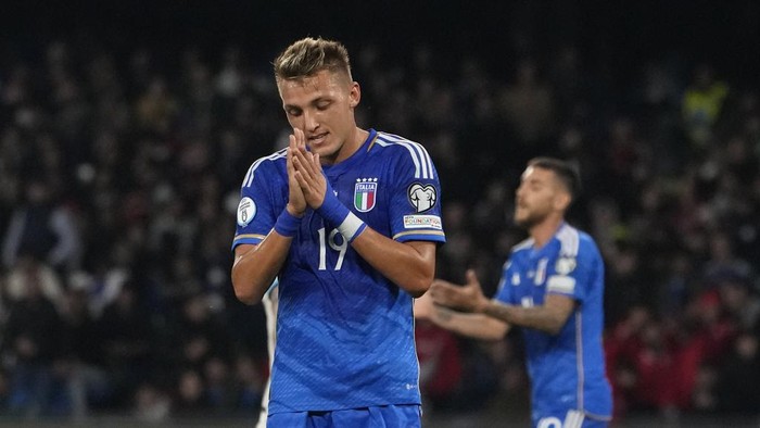 Italys Mateo Retegui reacts after missing an opportunity to score during the Euro 2024 group C qualifying soccer match between Italy and England at the Diego Armando Maradona stadium in Naples, Italy, Thursday, March 23, 2023. (AP Photo/Alessandra Tarantino)