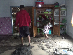 Banjir Lahar Semeru Terjang-Rendam 3 Rumah Warga Lumajang