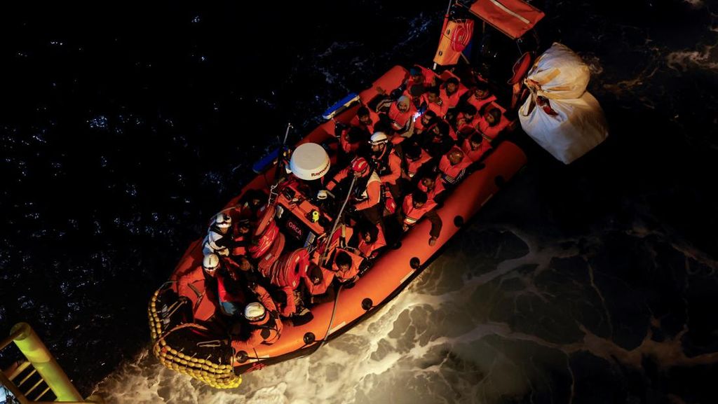 Melihat Proses Penyelamatan Migran yang Terdampar di Laut Mediterania Melihat Proses Penyelamatan Migran yang Terdampar di Laut Mediterania