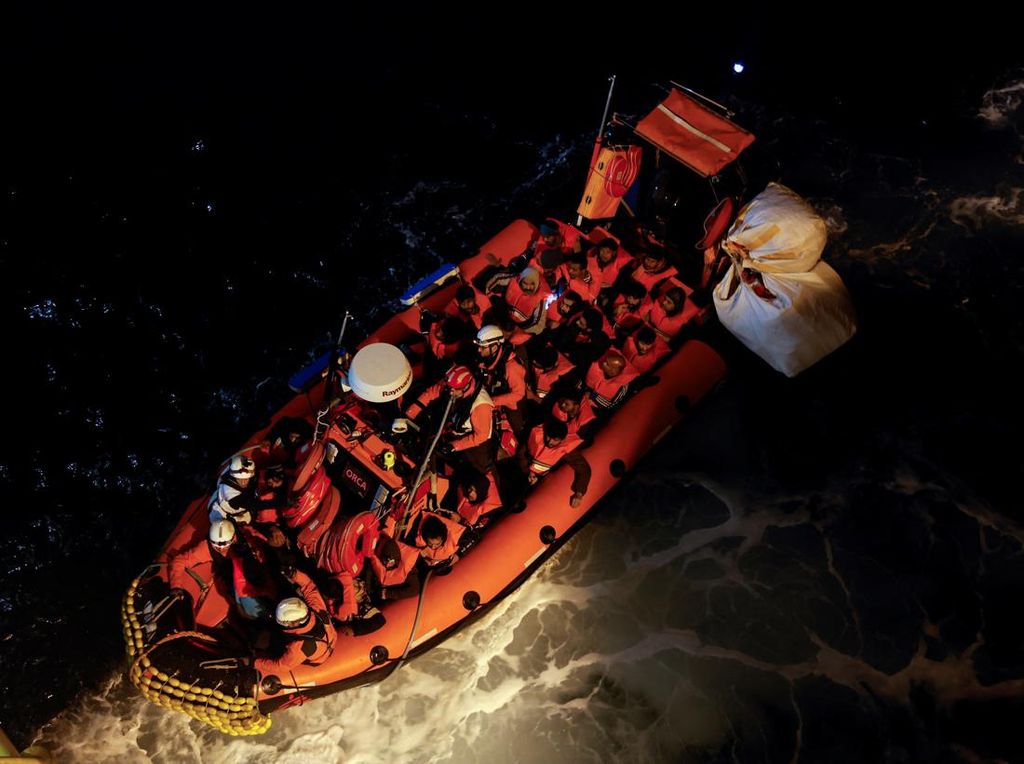 Melihat Proses Penyelamatan Migran yang Terdampar di Laut Mediterania