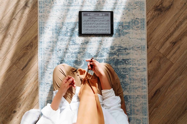 Membaca doa dan ayat Al-Quran yang telah dihapal saat 'berhalangan'/foto: Pexels/Thirdman