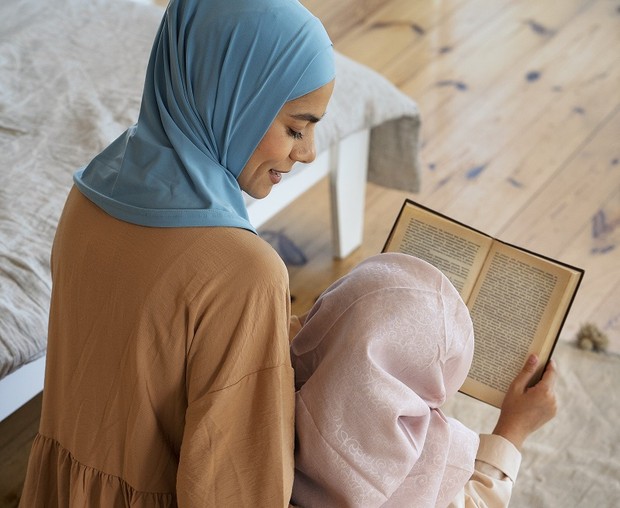 Mengajarkan al-quran/ Foto: Freepik.com/ freepik Mengajarkan al-quran