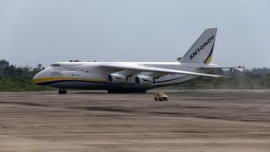 Momen Pesawat Kargo Antonov 124-100 Mendarat di Bandara Kertajati