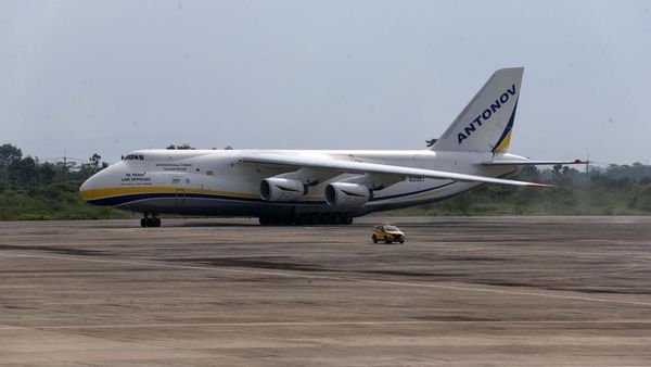 Momen Pesawat Kargo Antonov 124-100 Mendarat di Bandara Kertajati