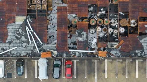 Penampakan Atap Bangunan di LA yang Rusak Diterjang Tornado