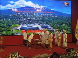 Gubernur Koster Kukuhkan Pengurus Pura Besakih: 6 Bulan Tak Maksimal Langsung Ganti