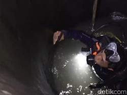 Petugas Damkar Makassar Menyelam ke Sumur Demi HP Warga yang Tercebur