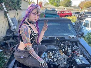 Mekanik Bengkel Ini Dianggap Terlalu Cantik, Pakai Full Makeup dan Kuku Palsu