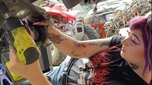 8 Gaya Mekanik Cantik ke Bengkel, Rok Mini hingga Kuku Panjang