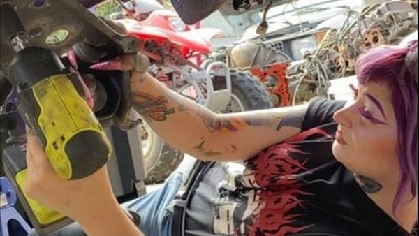 8 Gaya Mekanik Cantik ke Bengkel, Rok Mini hingga Kuku Panjang