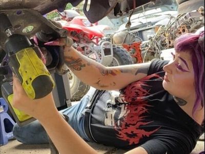 8 Gaya Mekanik Cantik ke Bengkel, Rok Mini hingga Kuku Panjang