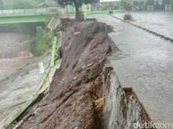 Hujan Lebat 3 Jam Guyur Bondowoso, Plengsengan Pujasera Ki Ronggo Ambrol