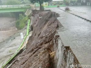 Hujan Lebat 3 Jam Guyur Bondowoso, Plengsengan Pujasera Ki Ronggo Ambrol Hujan Lebat 3 Jam Guyur Bondowoso, Plengsengan Pujasera Ki Ronggo Ambrol