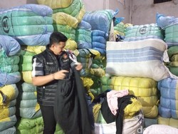 Polda Jambi Gerebek Gudang Penyimpanan 134 Bal Pakaian Bekas Impor