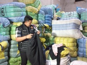 Polda Jambi Gerebek Gudang Penyimpanan 134 Bal Pakaian Bekas Impor Polda Jambi Gerebek Gudang Penyimpanan 134 Bal Pakaian Bekas Impor