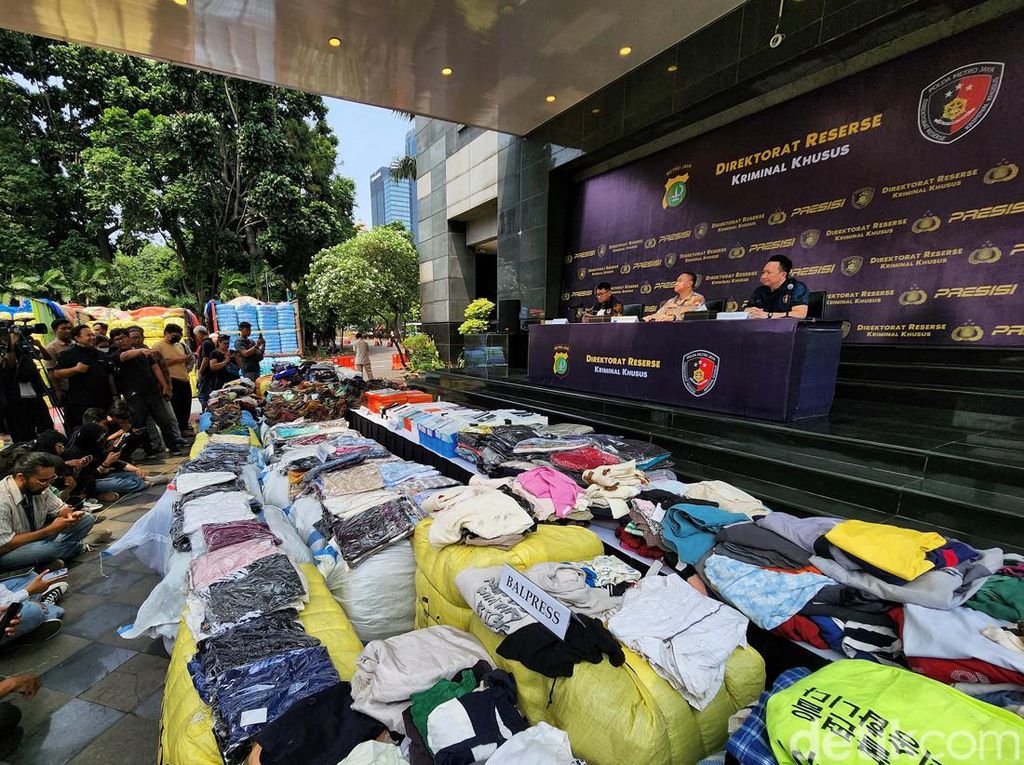 Polda Metro Usut Pengunggah Baju Impor Bekas Sitaan Nanti Dibawa Pulang Polda Metro Usut Pengunggah Baju Impor Bekas Sitaan Nanti Dibawa Pulang