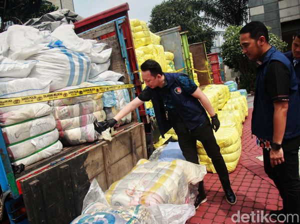 Penampakan 535 Bal Baju Impor Bekas yang Diamankan Polda Metro