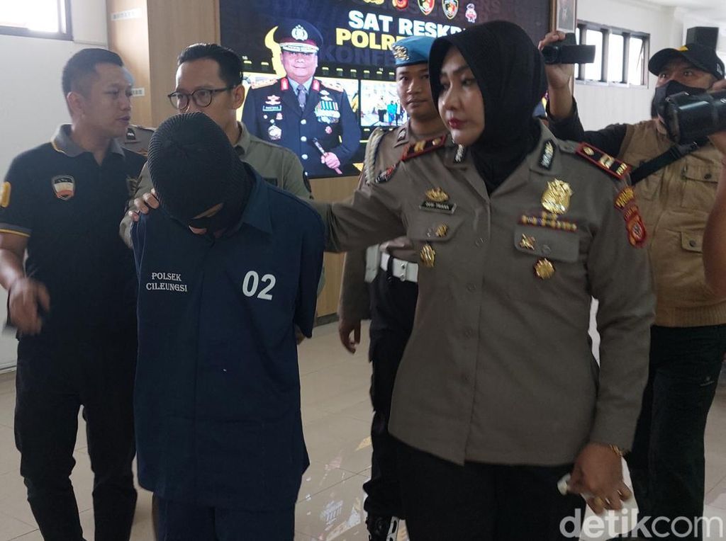 Pilu Wanita di Bogor Tewas Dibunuh Penjual Kerupuk Saat Main HP Pilu Wanita di Bogor Tewas Dibunuh Penjual Kerupuk Saat Main HP