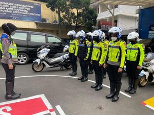 Polwan Depok Gelar Patroli Tertibkan Parkir Semrawut di Pasar Takjil