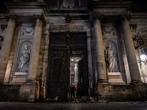 Potret Gerbang Balai Kota Bordeaux Prancis Dibakar Massa