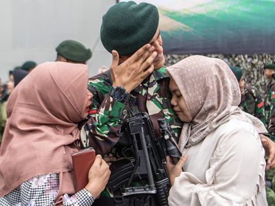 Isak Tangis Iringi Keberangkatan Prajurit TNI ke Perbatasan RI-Papua Nugini