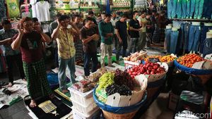 Tengok Lagi Potret Salat Jumat Pertama di Pasar Tanah Abang