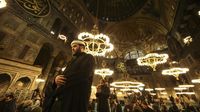 Potret Tarawih di Masjid Hagia Sophia Turki