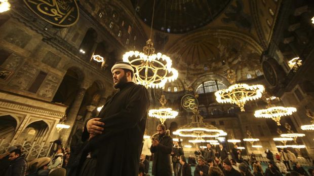 Muslim worshippers gather to perform a night prayer called 'tarawih' during the eve of the first day of the Muslim holy fasting month of Ramadan in Turkey at Hagia Sophia mosque in Istanbul, Turkey, Wednesday, March 22, 2023. (AP Photo/Emrah Gurel)