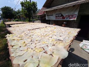 Pesanan Opak Gadung Asli Blitar Meningkat Saat Ramadhan